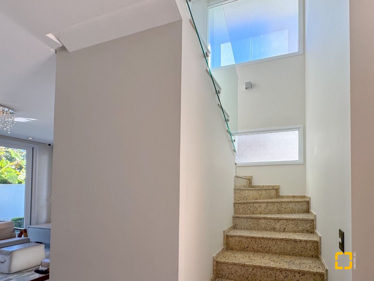 Casa com 242m², 7 quartos (sendo 3 suítes), 4 garagens, no bairro Jurerê Internacional em Florianópolis