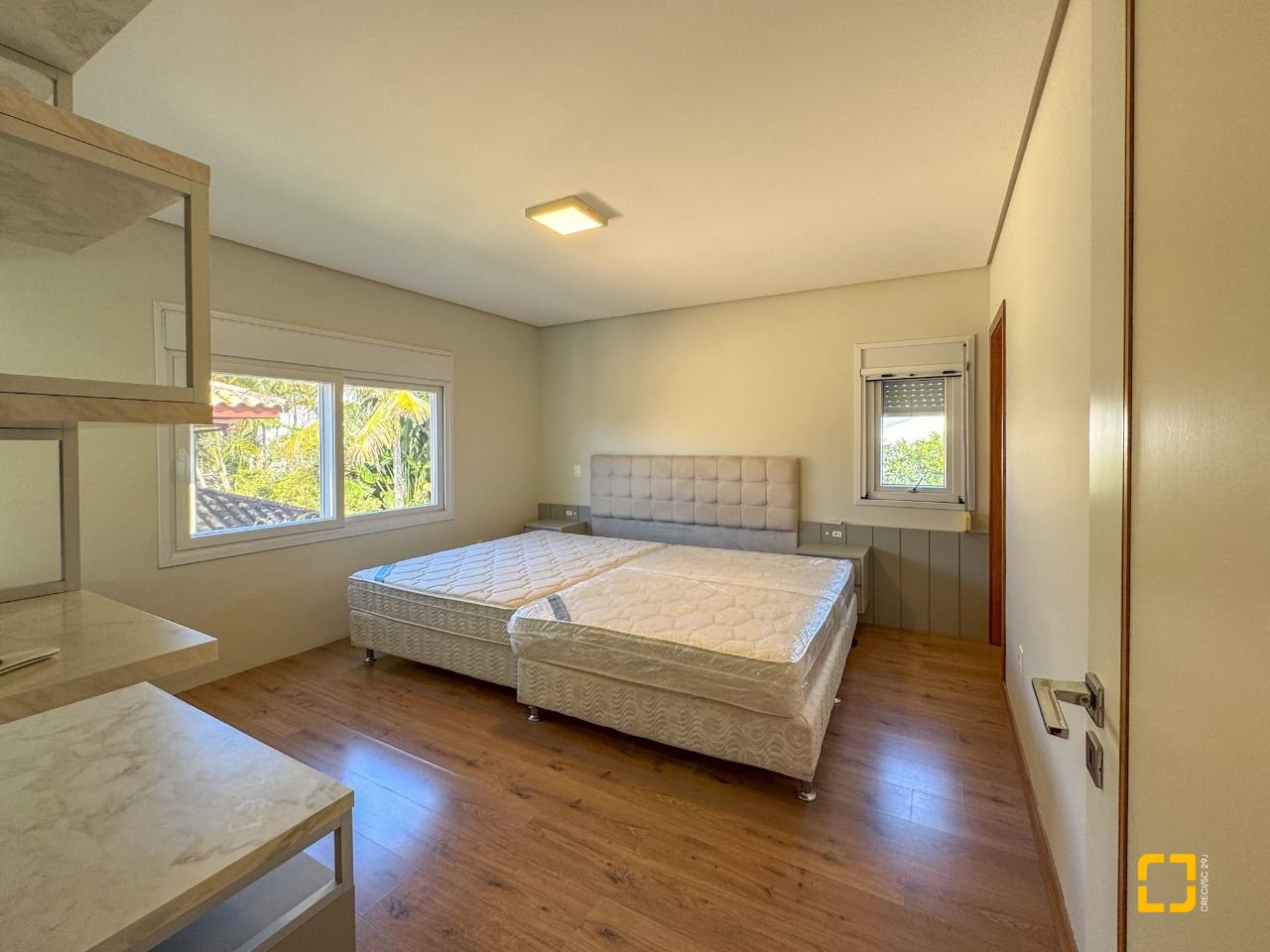 Casa com 242m², 7 quartos (sendo 3 suítes), 4 garagens, no bairro Jurerê Internacional em Florianópolis