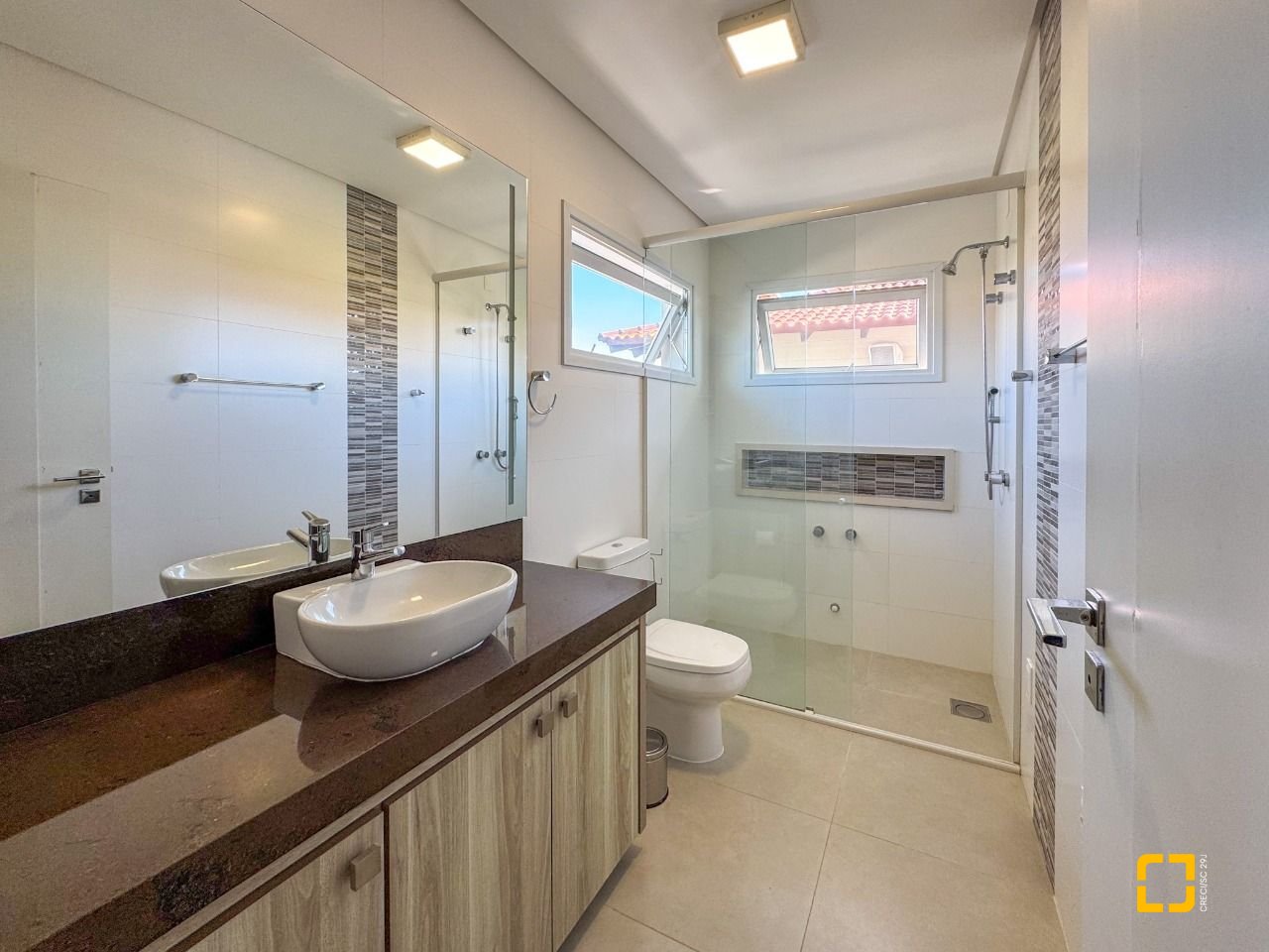 Casa com 242m², 7 quartos (sendo 3 suítes), 4 garagens, no bairro Jurerê Internacional em Florianópolis