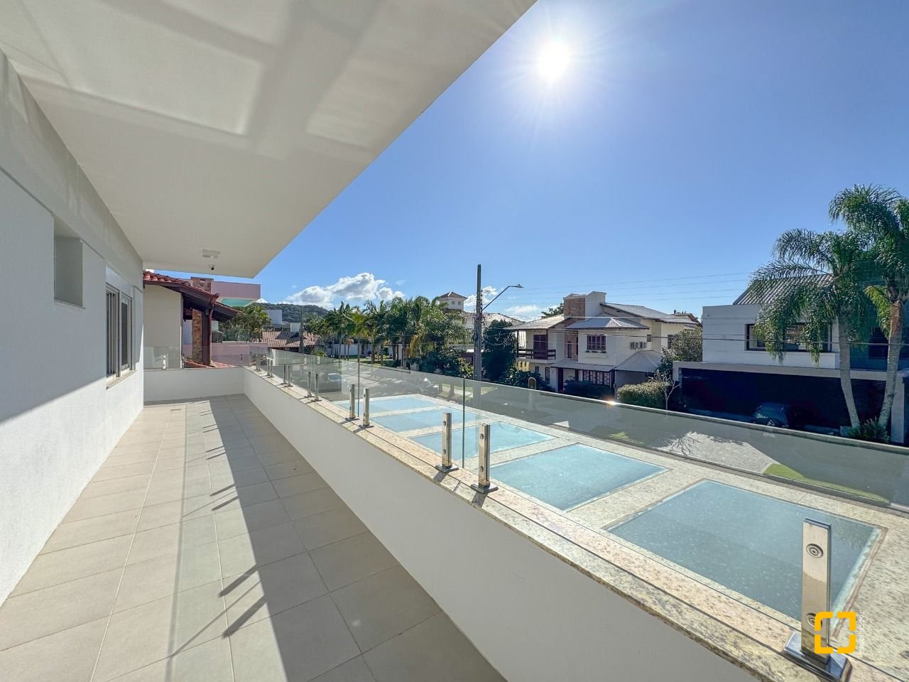 Casa com 242m², 7 quartos (sendo 3 suítes), 4 garagens, no bairro Jurerê Internacional em Florianópolis