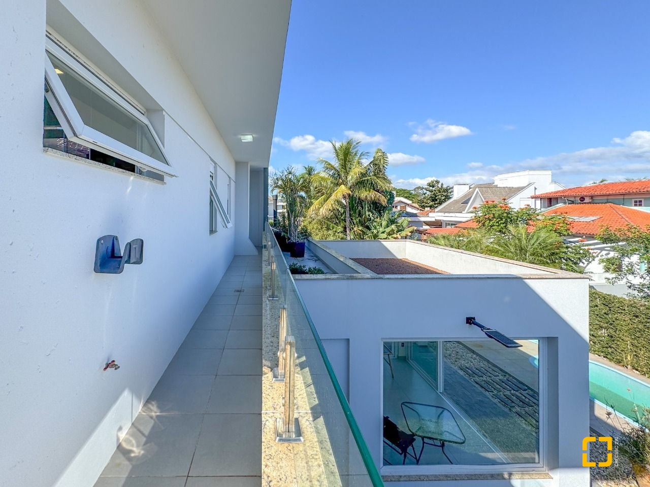 Casa com 242m², 7 quartos (sendo 3 suítes), 4 garagens, no bairro Jurerê Internacional em Florianópolis