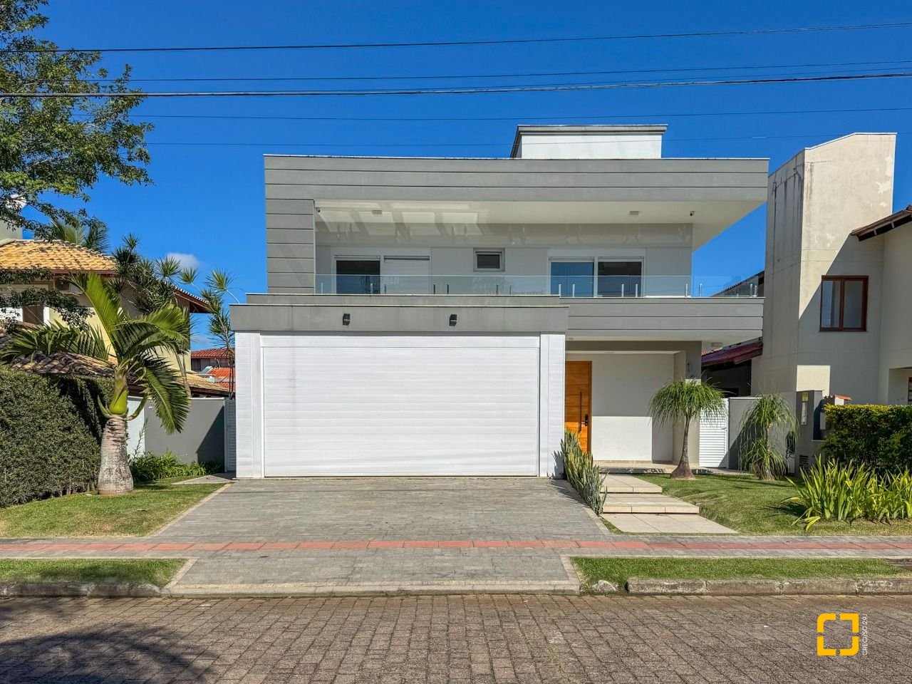 Casa com 242m², 7 quartos (sendo 3 suítes), 4 garagens, no bairro Jurerê Internacional em Florianópolis