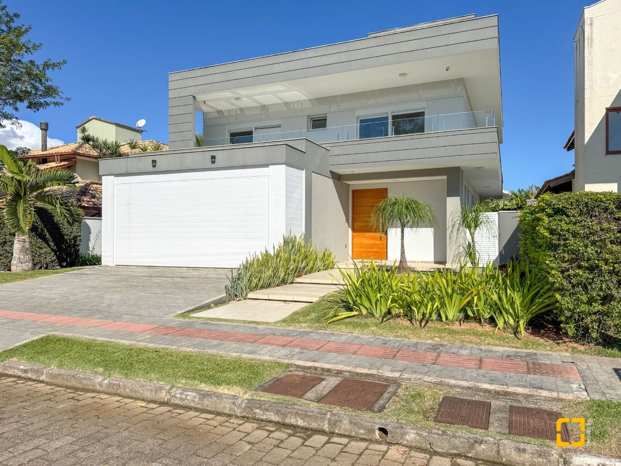 Casa com 242m², 7 quartos (sendo 3 suítes), 4 garagens, no bairro Jurerê Internacional em Florianópolis