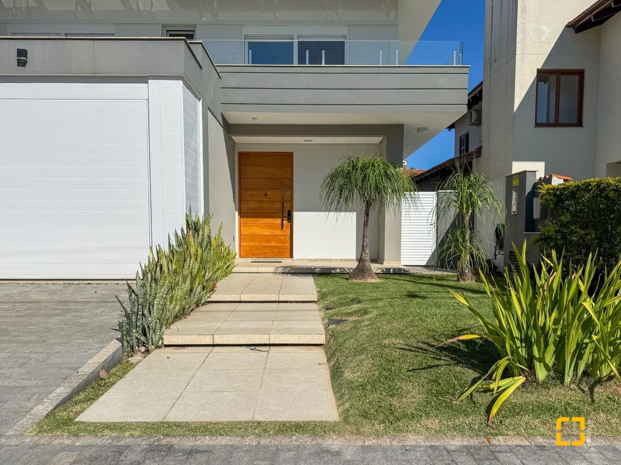 Casa com 242m², 7 quartos (sendo 3 suítes), 4 garagens, no bairro Jurerê Internacional em Florianópolis
