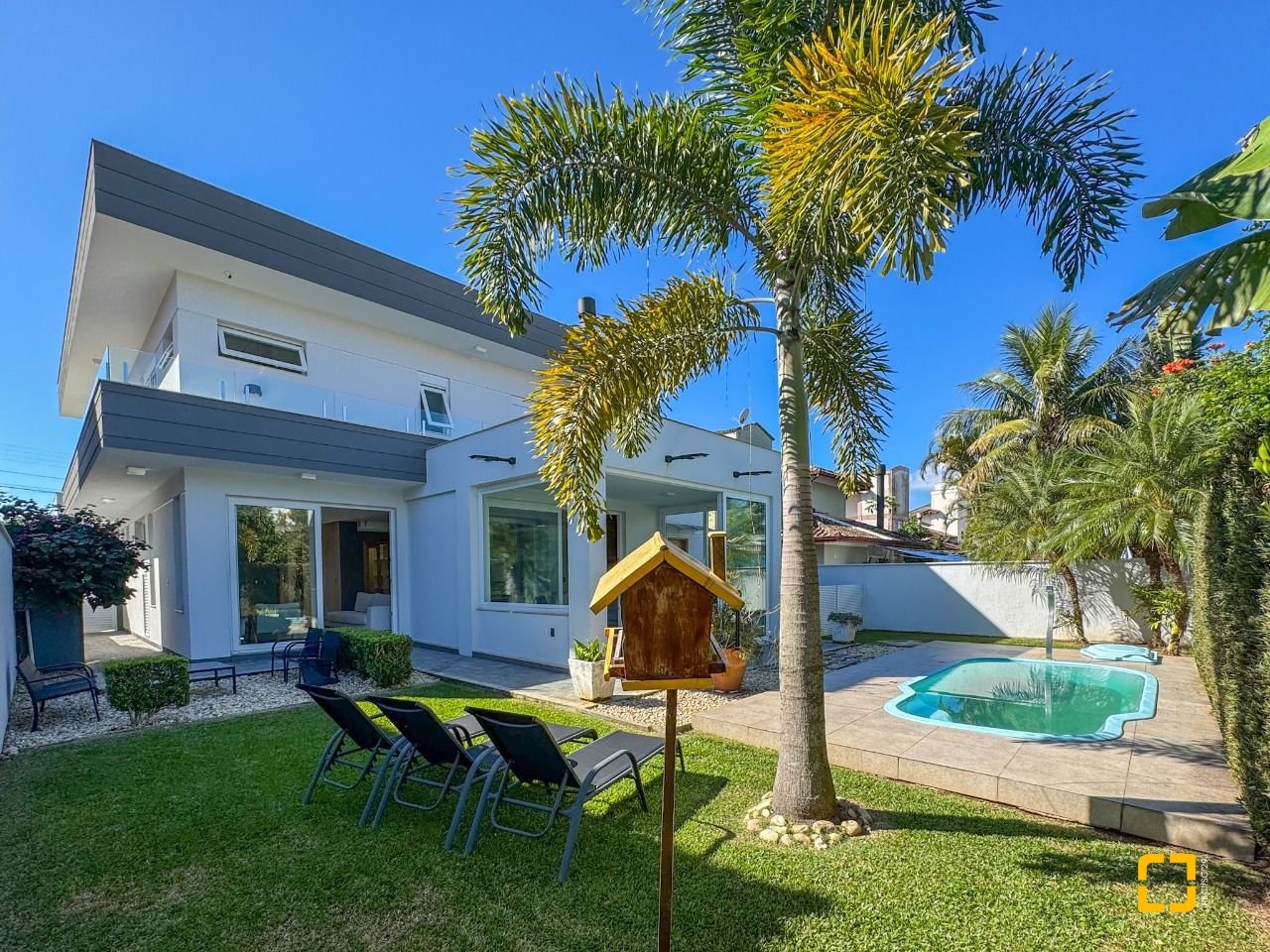Casa com 242m², 7 quartos (sendo 3 suítes), 4 garagens, no bairro Jurerê Internacional em Florianópolis