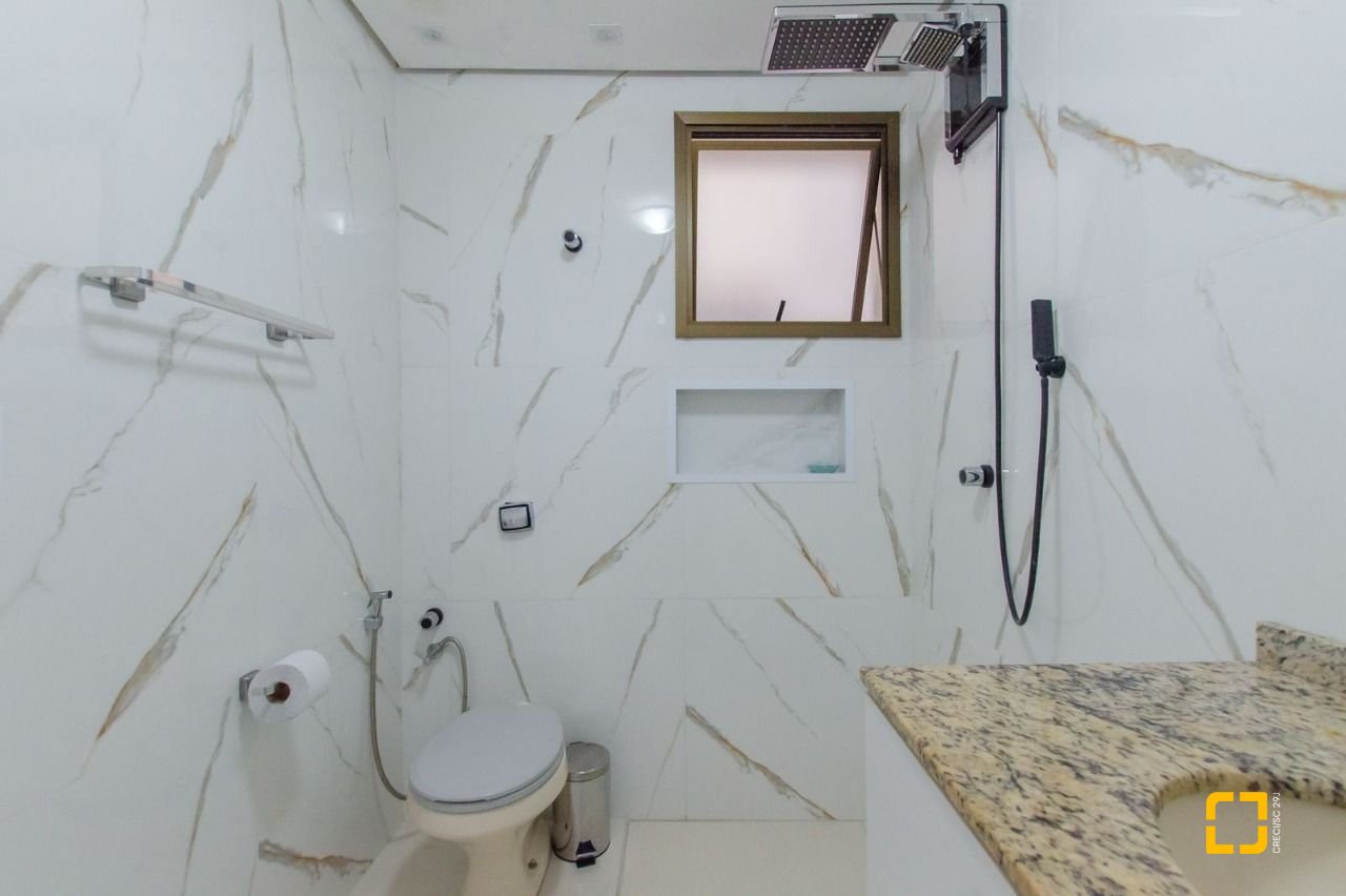 Apartamento com 83m², 2 quartos (sendo 1 suíte), 1 garagem, no bairro Ponta das Canas em Florianópolis