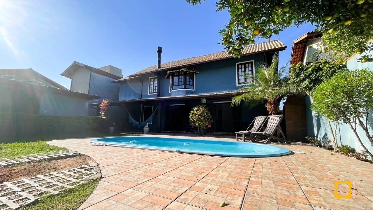Casa com 340m², 4 quartos (sendo 1 suíte), 2 garagens, no bairro Rio Tavares em Florianópolis