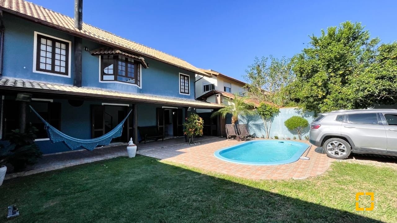 Casa com 340m², 4 quartos (sendo 1 suíte), 2 garagens, no bairro Rio Tavares em Florianópolis