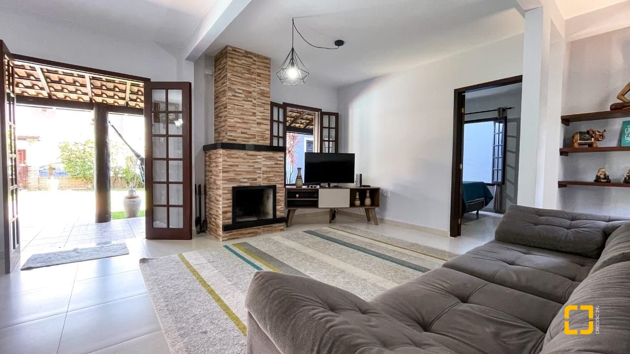 Casa com 340m², 4 quartos (sendo 1 suíte), 2 garagens, no bairro Rio Tavares em Florianópolis
