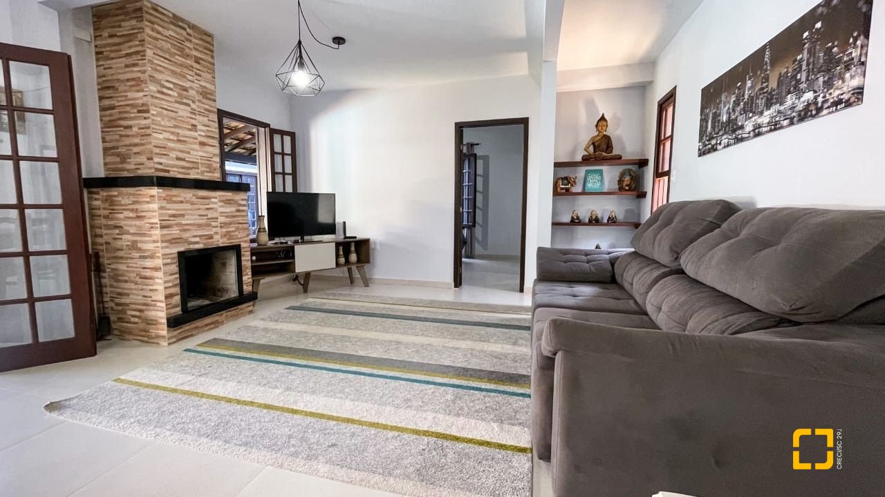 Casa com 340m², 4 quartos (sendo 1 suíte), 2 garagens, no bairro Rio Tavares em Florianópolis