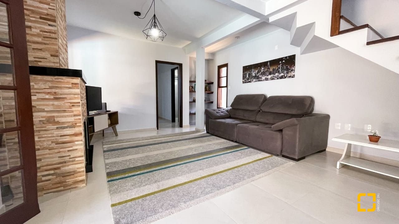 Casa com 340m², 4 quartos (sendo 1 suíte), 2 garagens, no bairro Rio Tavares em Florianópolis