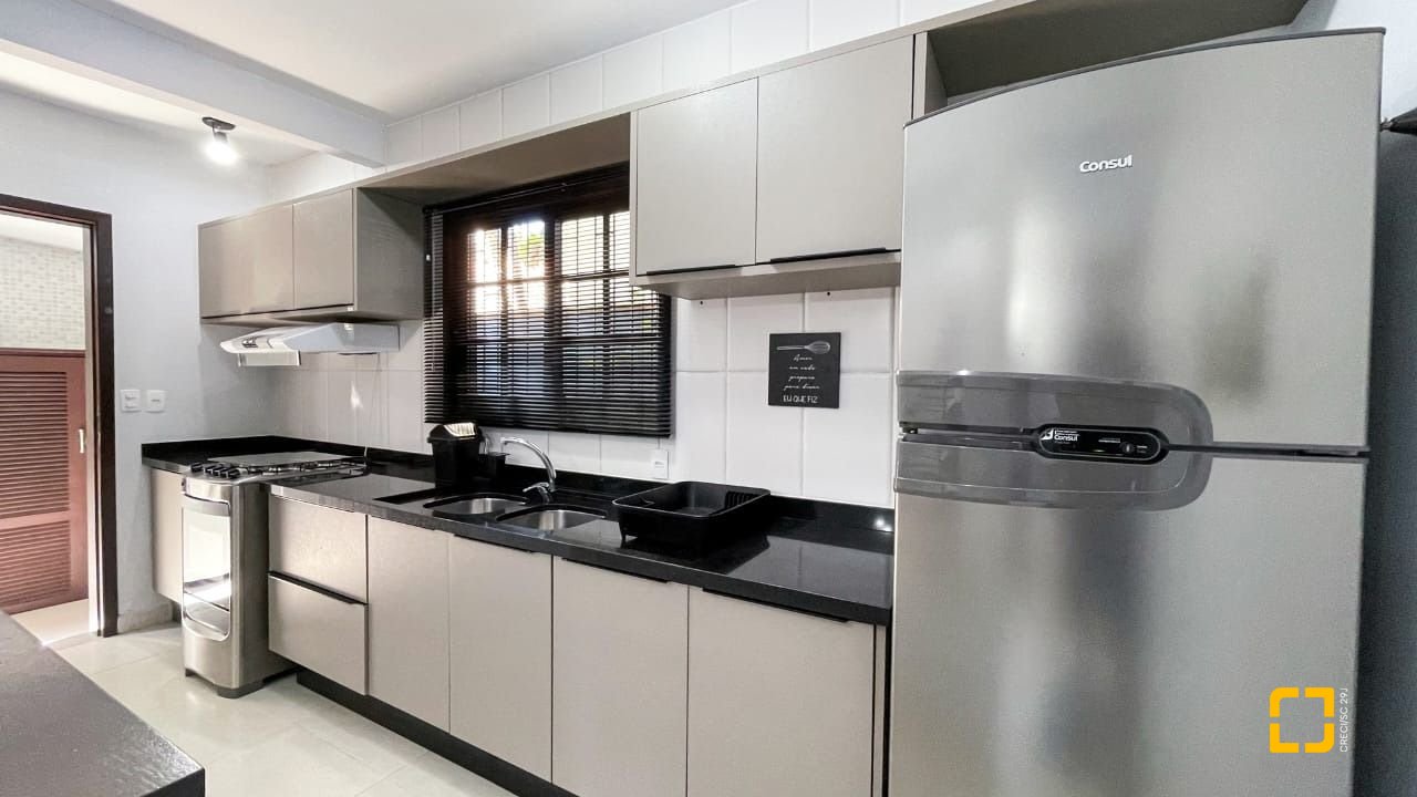 Casa com 340m², 4 quartos (sendo 1 suíte), 2 garagens, no bairro Rio Tavares em Florianópolis