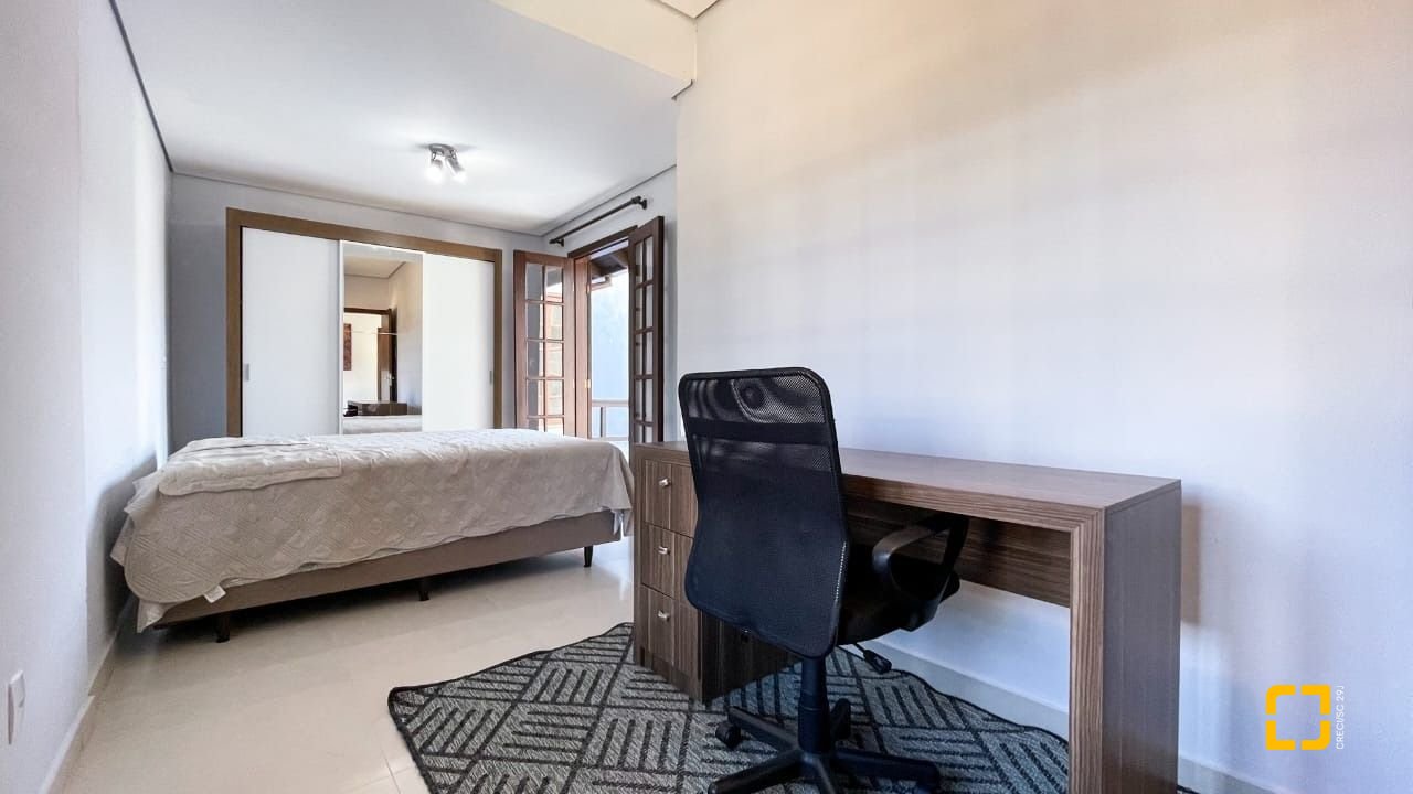 Casa com 340m², 4 quartos (sendo 1 suíte), 2 garagens, no bairro Rio Tavares em Florianópolis