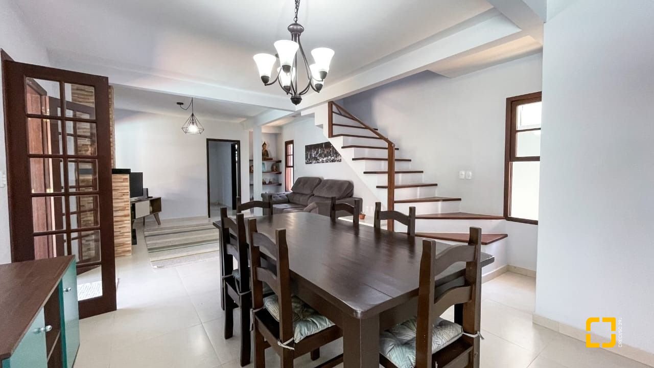 Casa com 340m², 4 quartos (sendo 1 suíte), 2 garagens, no bairro Rio Tavares em Florianópolis