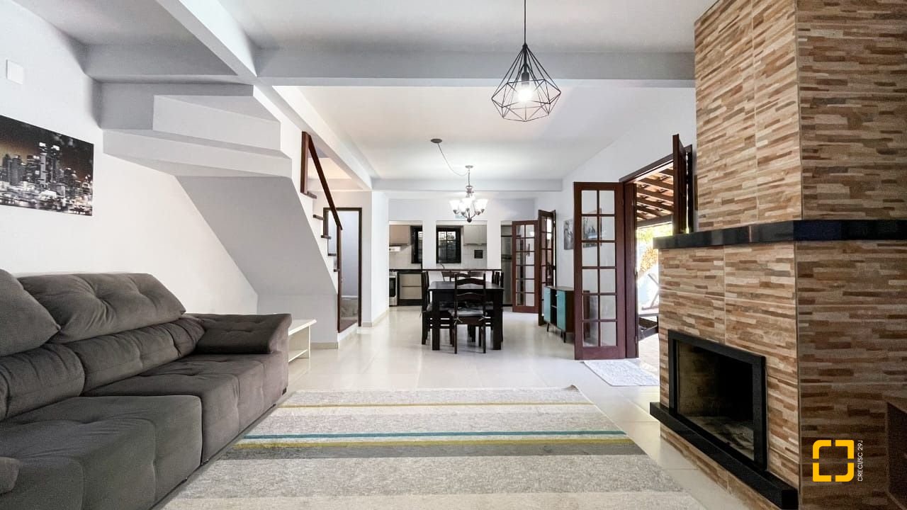 Casa com 340m², 4 quartos (sendo 1 suíte), 2 garagens, no bairro Rio Tavares em Florianópolis