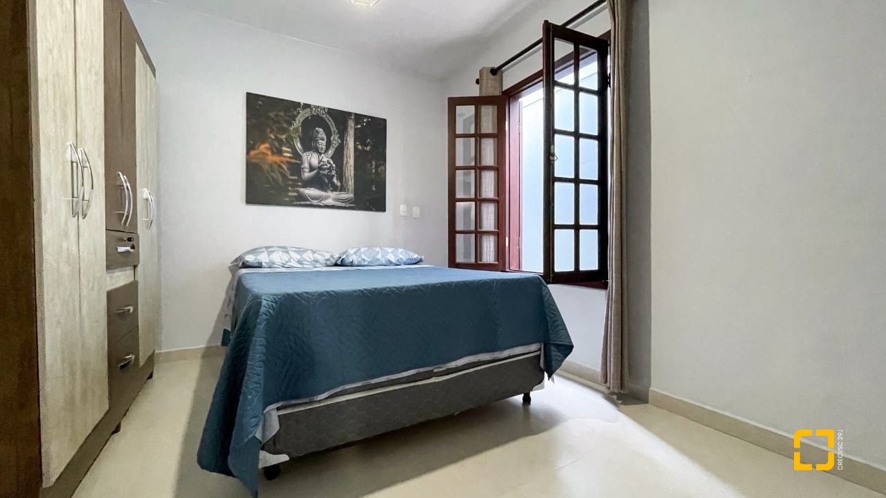 Casa com 340m², 4 quartos (sendo 1 suíte), 2 garagens, no bairro Rio Tavares em Florianópolis
