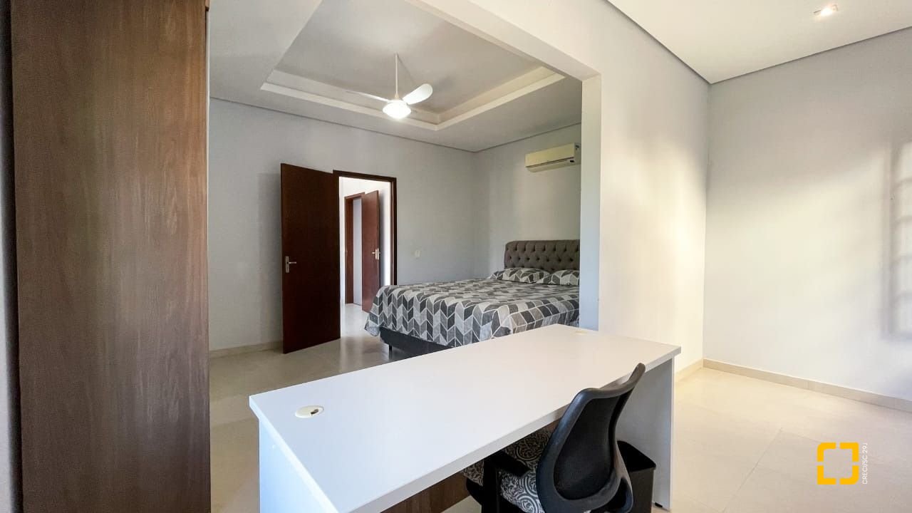 Casa com 340m², 4 quartos (sendo 1 suíte), 2 garagens, no bairro Rio Tavares em Florianópolis