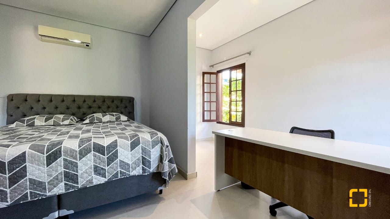 Casa com 340m², 4 quartos (sendo 1 suíte), 2 garagens, no bairro Rio Tavares em Florianópolis