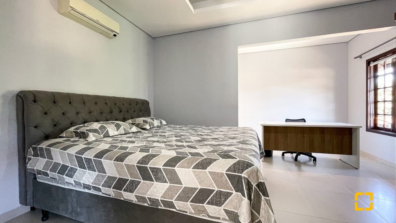 Casa com 340m², 4 quartos (sendo 1 suíte), 2 garagens, no bairro Rio Tavares em Florianópolis