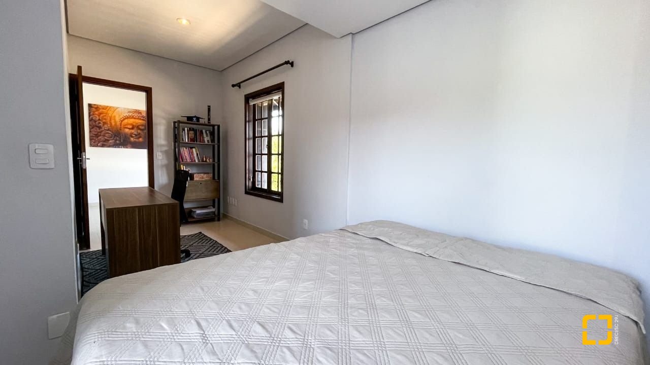 Casa com 340m², 4 quartos (sendo 1 suíte), 2 garagens, no bairro Rio Tavares em Florianópolis