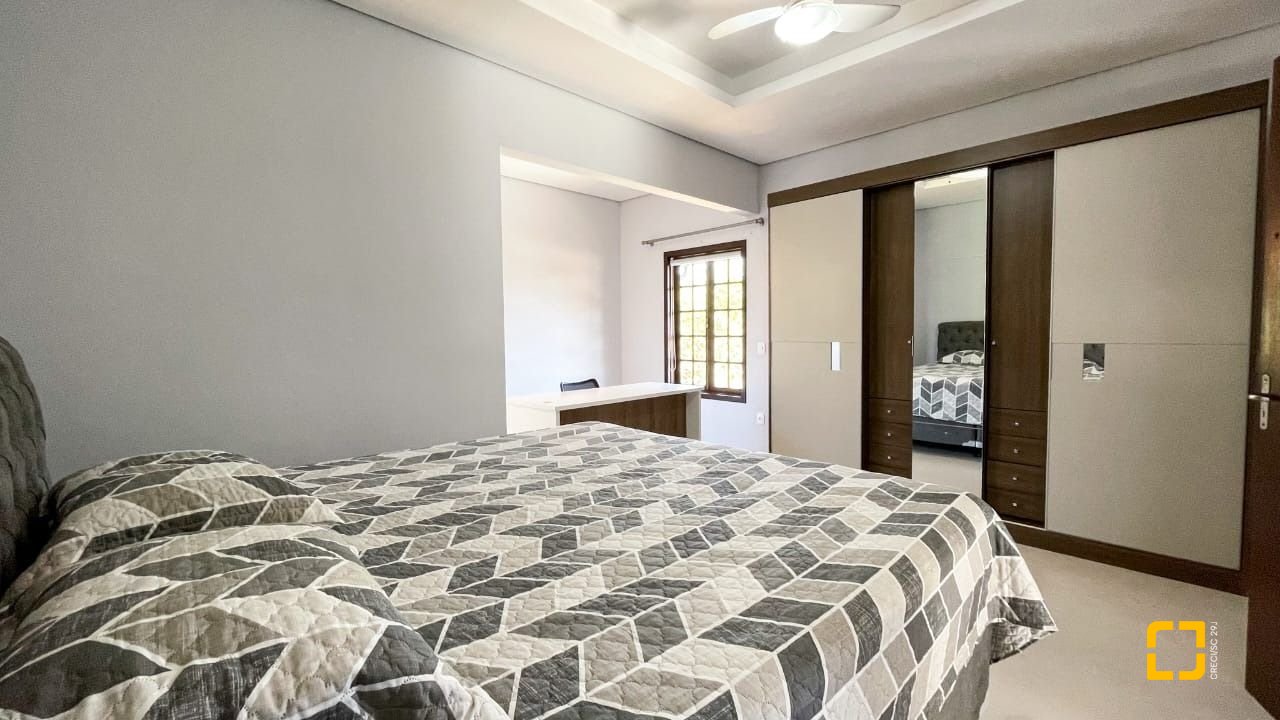 Casa com 340m², 4 quartos (sendo 1 suíte), 2 garagens, no bairro Rio Tavares em Florianópolis