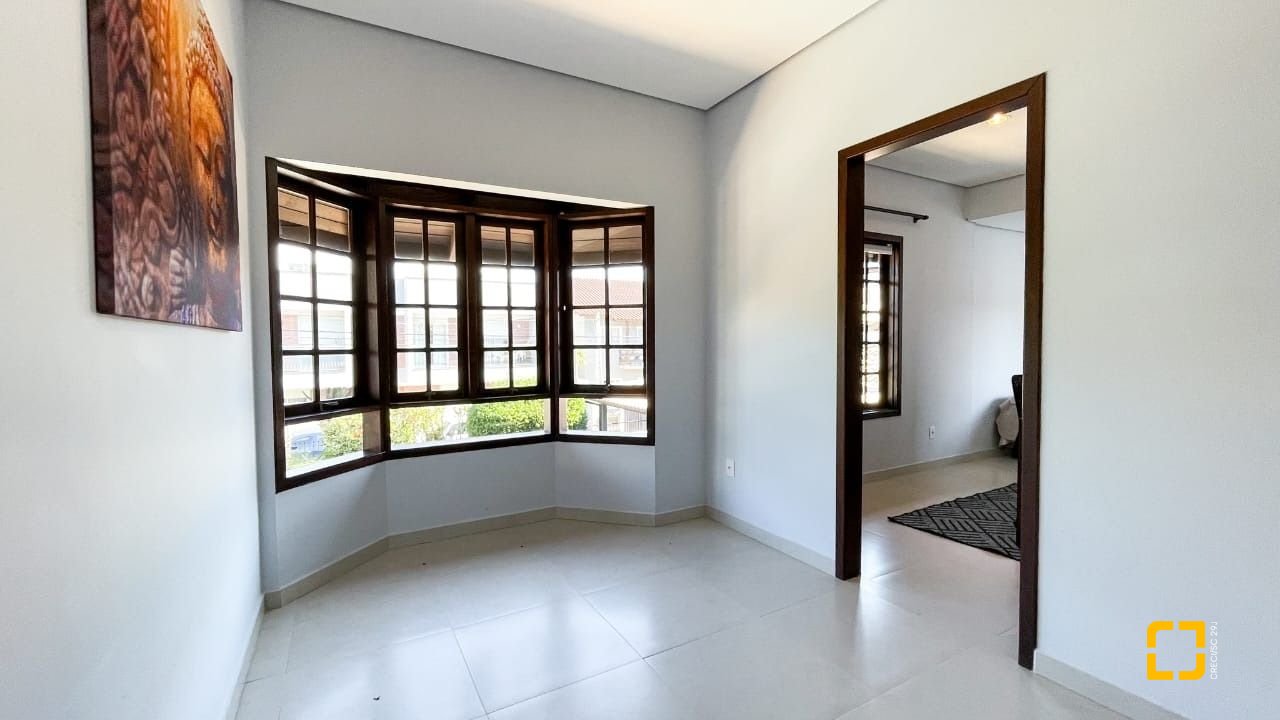 Casa com 340m², 4 quartos (sendo 1 suíte), 2 garagens, no bairro Rio Tavares em Florianópolis