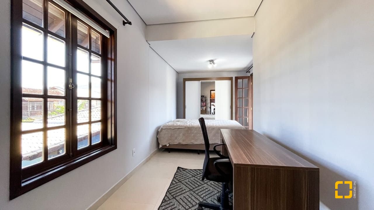 Casa com 340m², 4 quartos (sendo 1 suíte), 2 garagens, no bairro Rio Tavares em Florianópolis