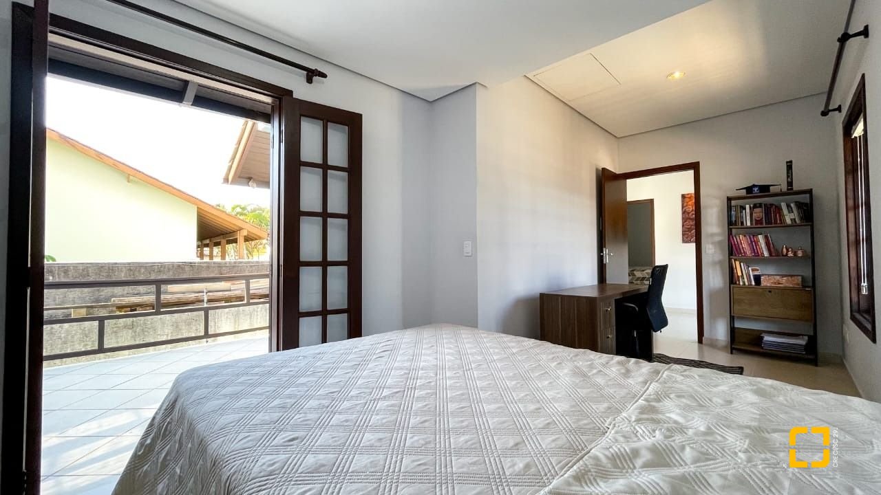 Casa com 340m², 4 quartos (sendo 1 suíte), 2 garagens, no bairro Rio Tavares em Florianópolis