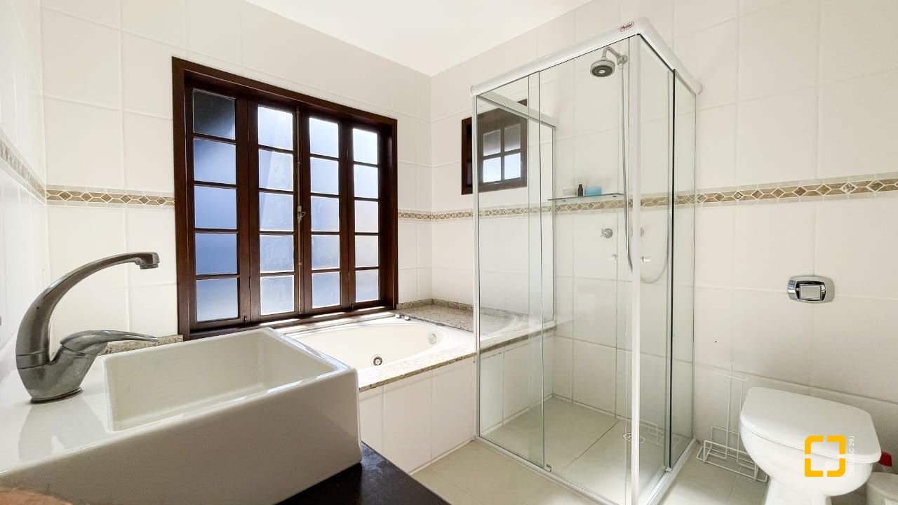 Casa com 340m², 4 quartos (sendo 1 suíte), 2 garagens, no bairro Rio Tavares em Florianópolis