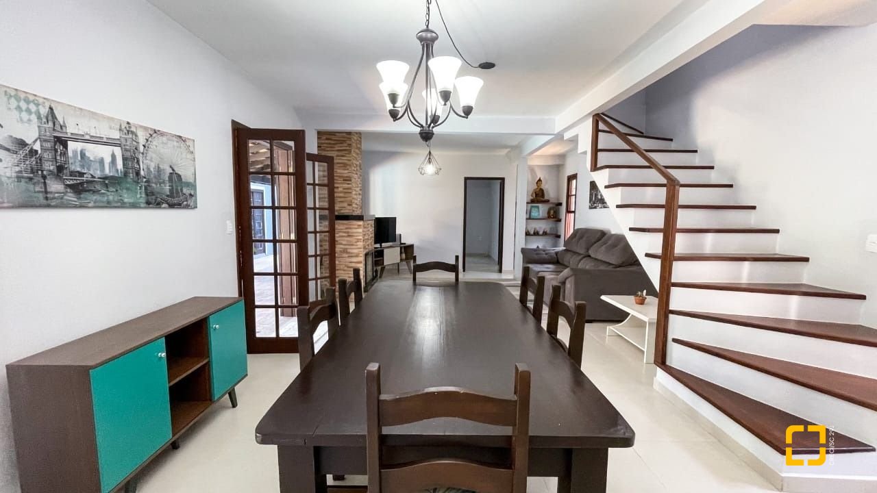 Casa com 340m², 4 quartos (sendo 1 suíte), 2 garagens, no bairro Rio Tavares em Florianópolis