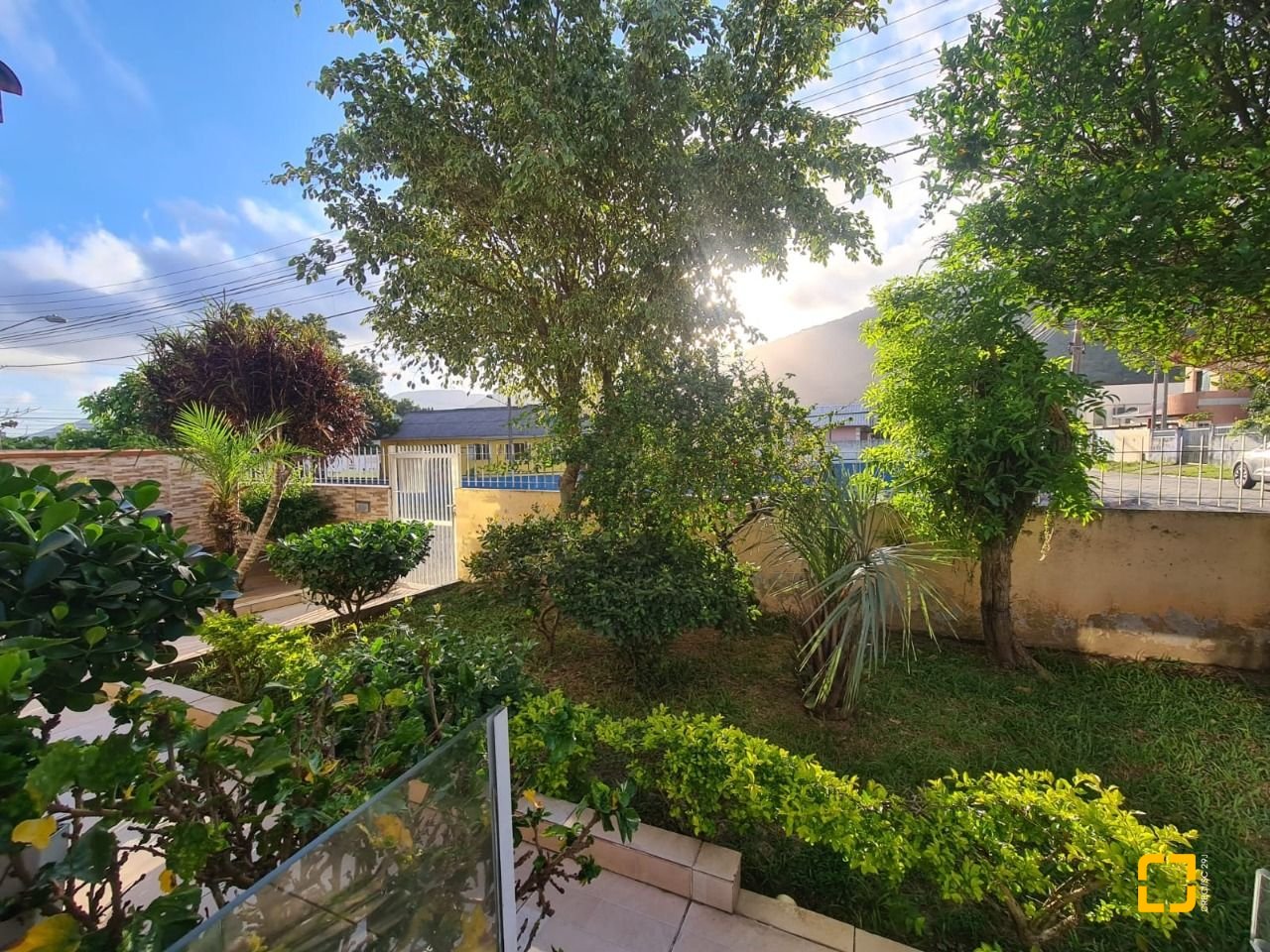 Casa com 120m², 4 quartos (sendo 1 suíte), 2 garagens, no bairro Rio Vermelho em Florianópolis