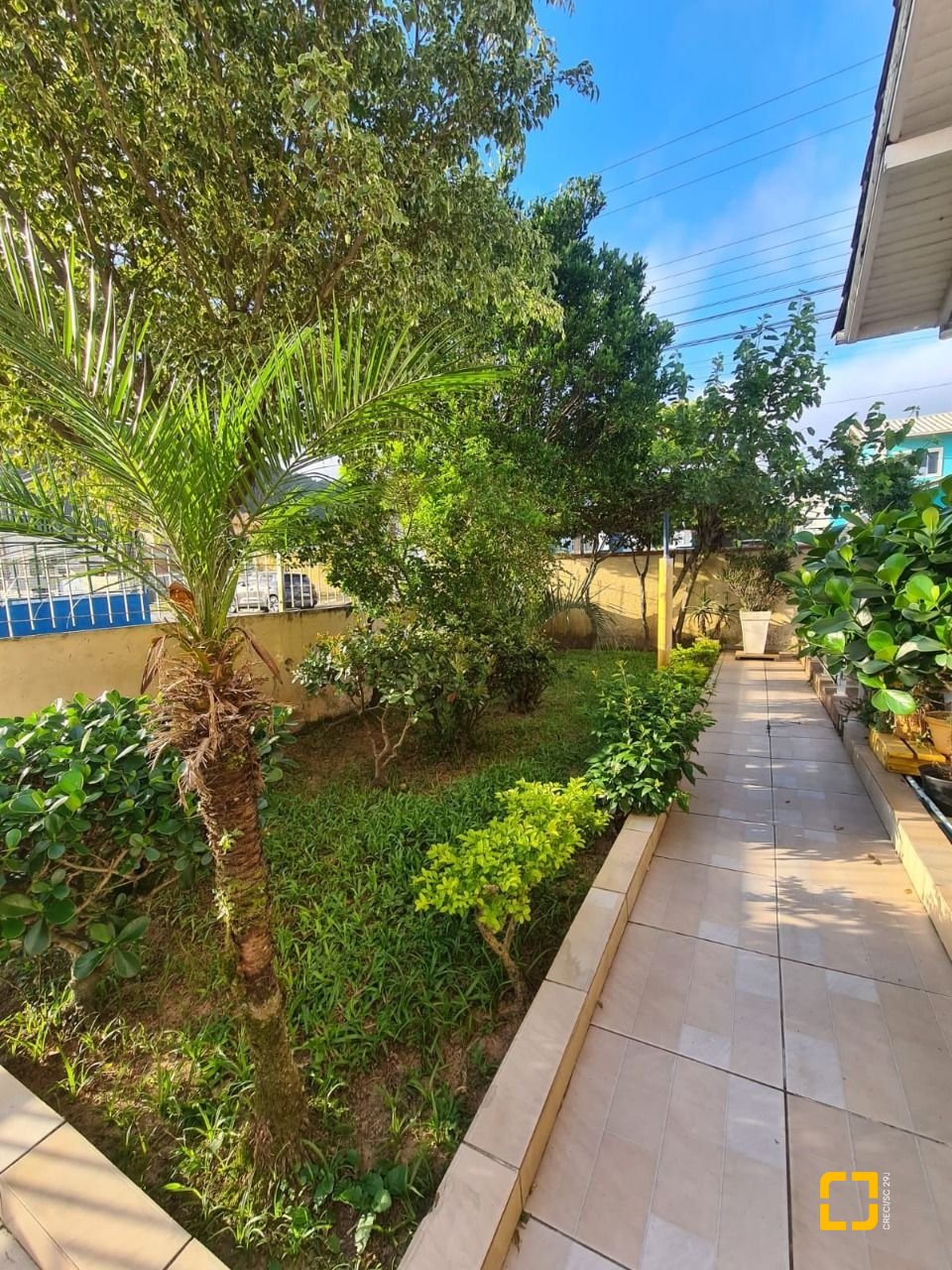 Casa com 120m², 4 quartos (sendo 1 suíte), 2 garagens, no bairro Rio Vermelho em Florianópolis