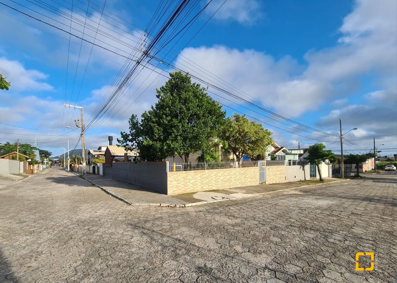 Casa com 120m², 4 quartos (sendo 1 suíte), 2 garagens, no bairro Rio Vermelho em Florianópolis
