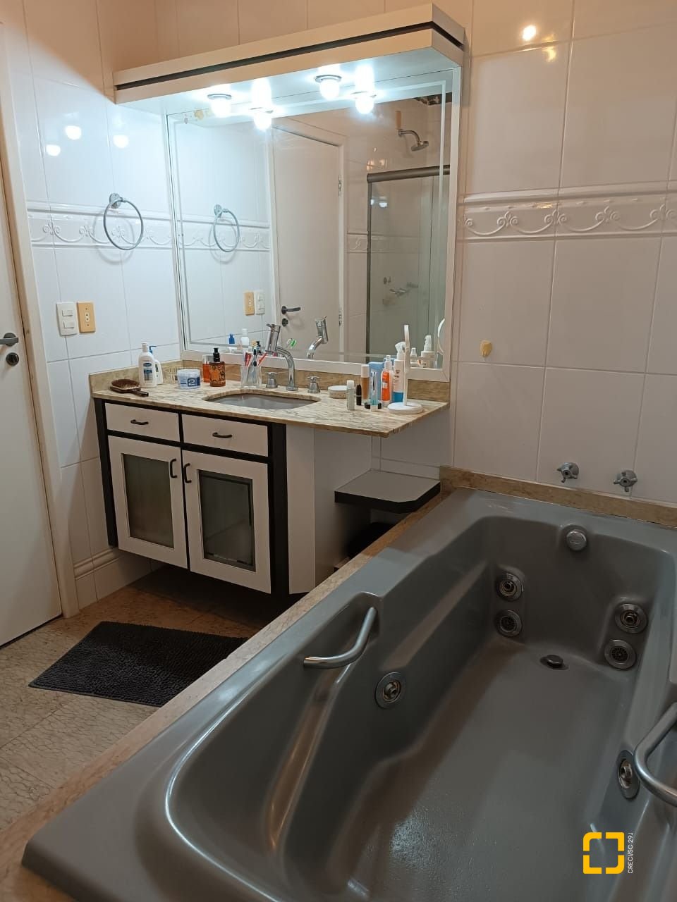 Apartamento com 178m², 5 quartos (sendo 1 suíte), 2 garagens, no bairro Agronômica em Florianópolis