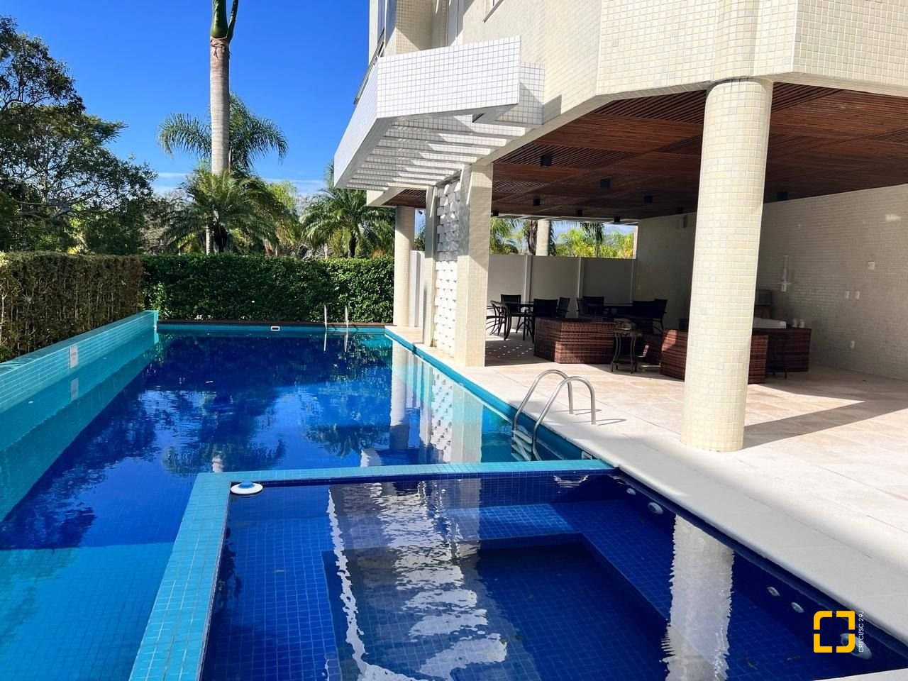 Apartamento com 144m², 8 quartos (sendo 4 suítes), 3 garagens, no bairro Jurerê Internacional em Florianópolis