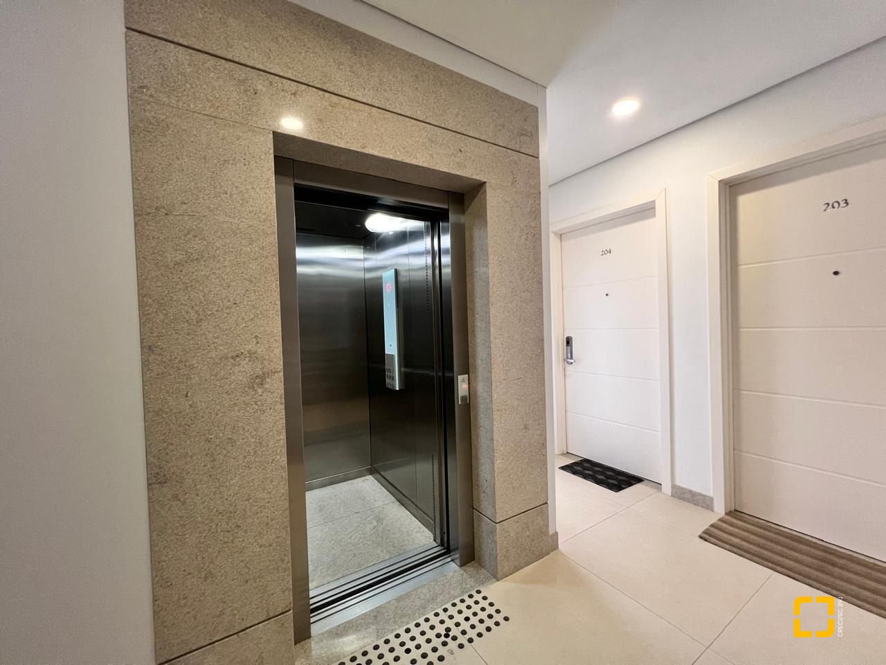Apartamento com 144m², 8 quartos (sendo 4 suítes), 3 garagens, no bairro Jurerê Internacional em Florianópolis