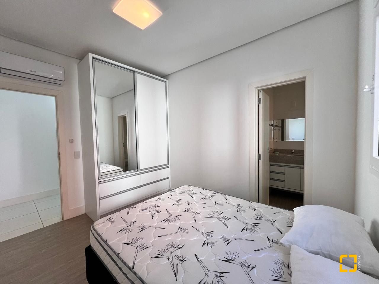 Apartamento com 144m², 8 quartos (sendo 4 suítes), 3 garagens, no bairro Jurerê Internacional em Florianópolis