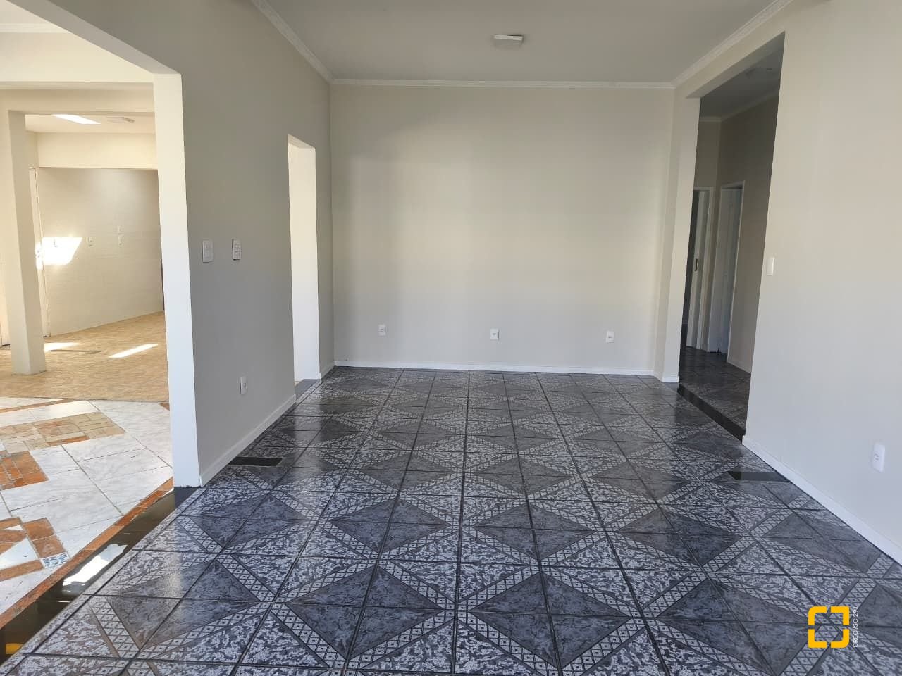 Casa com 190m², 5 quartos (sendo 1 suíte), 4 garagens, no bairro Campeche em Florianópolis