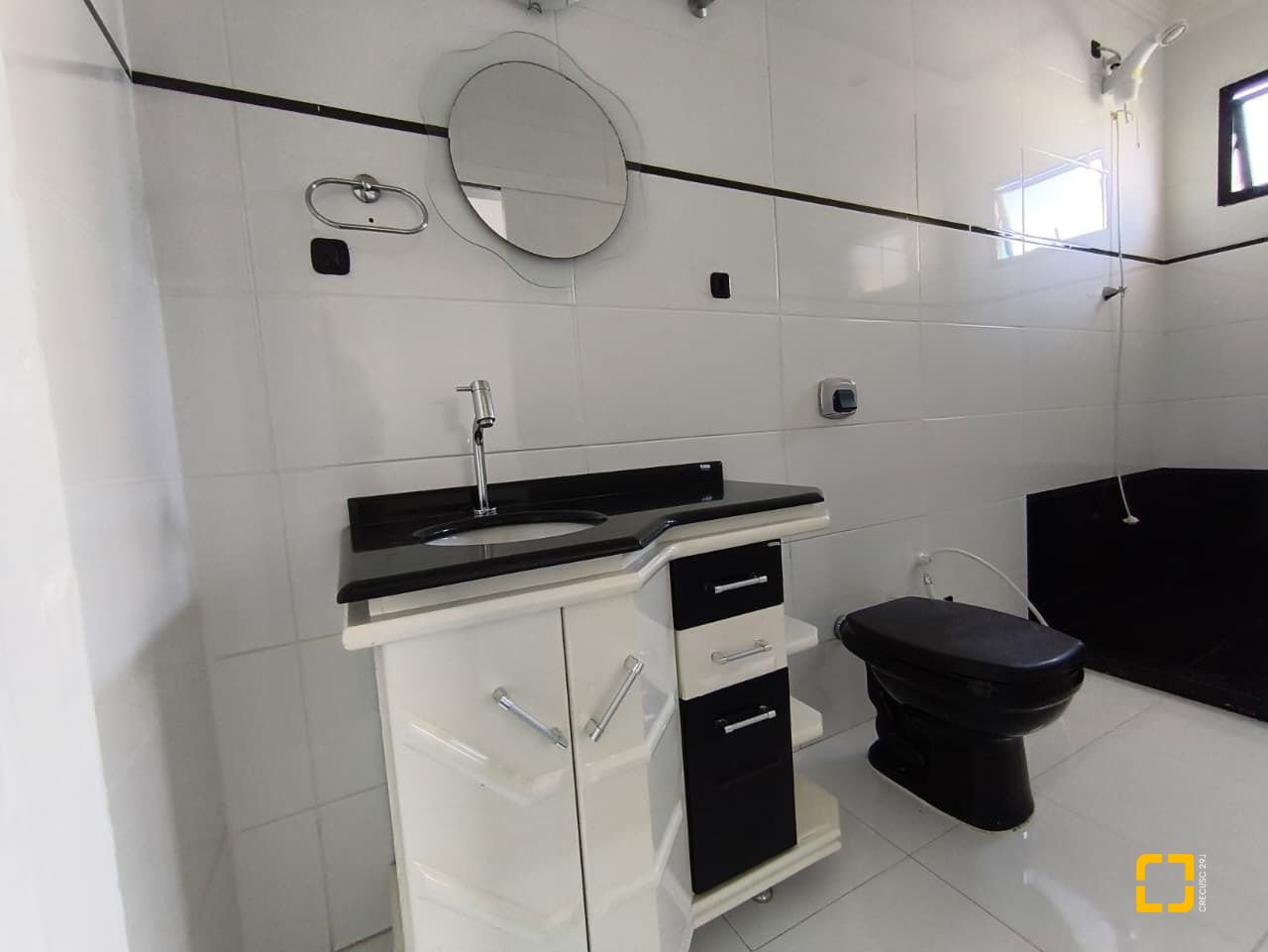 Casa com 190m², 5 quartos (sendo 1 suíte), 4 garagens, no bairro Campeche em Florianópolis