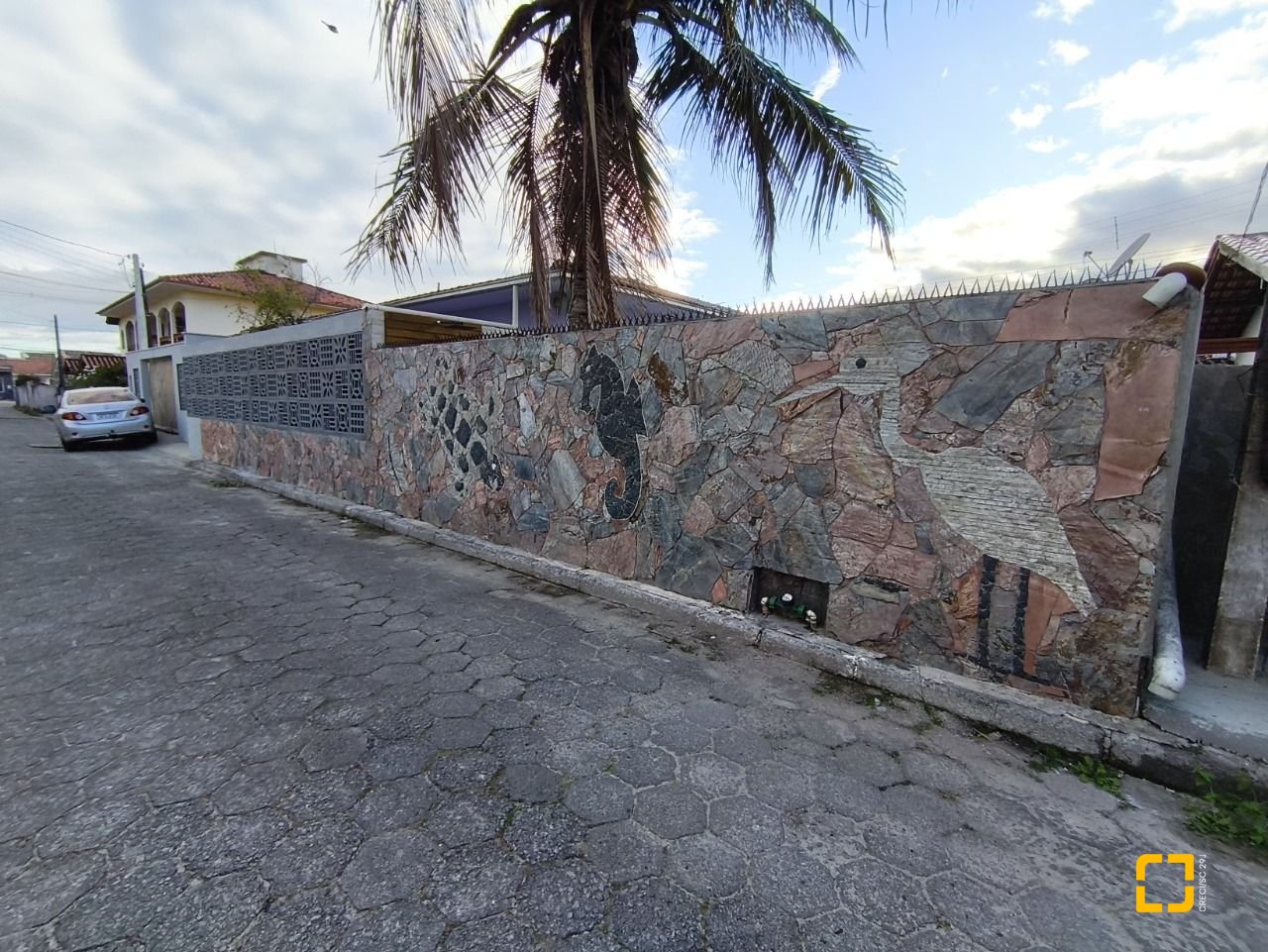 Casa com 190m², 5 quartos (sendo 1 suíte), 4 garagens, no bairro Campeche em Florianópolis