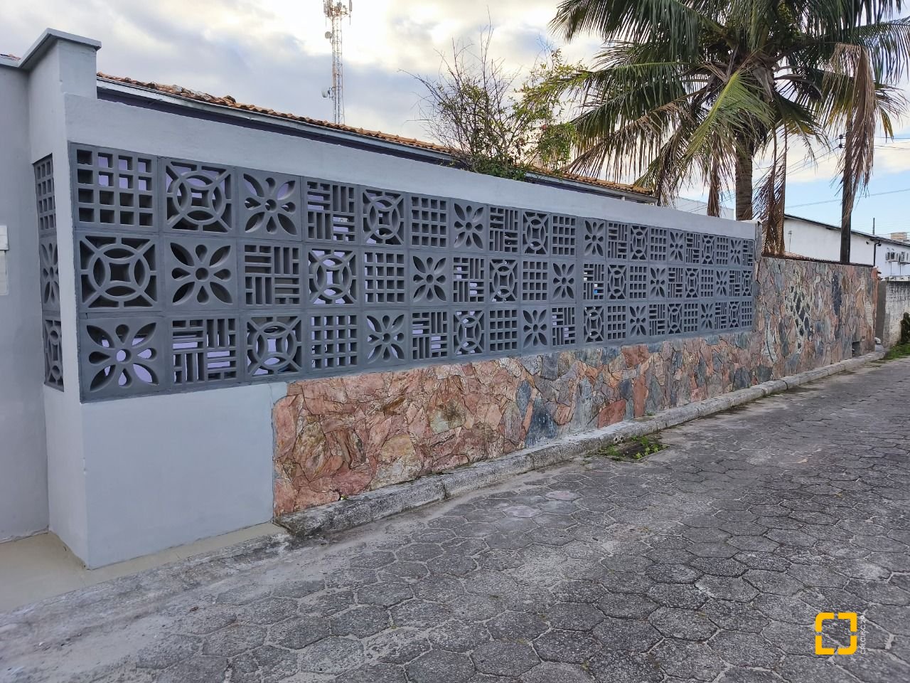 Casa com 190m², 5 quartos (sendo 1 suíte), 4 garagens, no bairro Campeche em Florianópolis