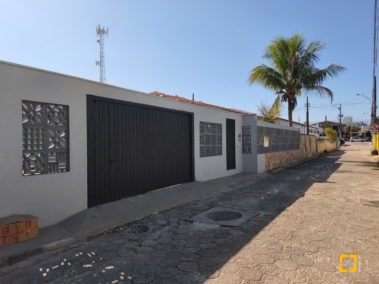 Casa com 190m², 5 quartos (sendo 1 suíte), 4 garagens, no bairro Campeche em Florianópolis