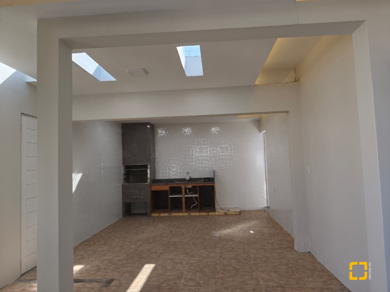 Casa com 190m², 5 quartos (sendo 1 suíte), 4 garagens, no bairro Campeche em Florianópolis