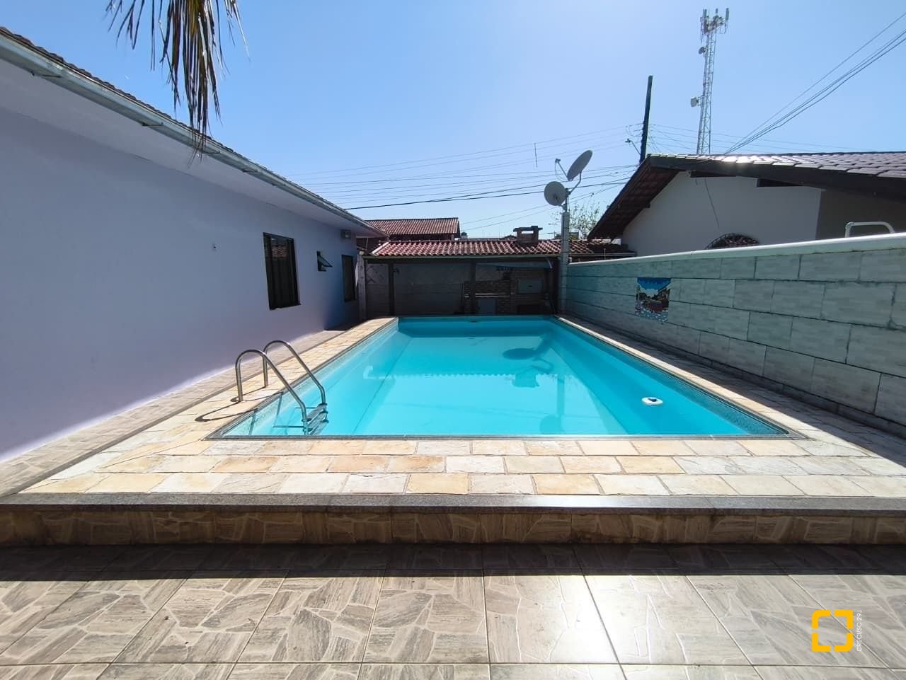 Casa com 190m², 5 quartos (sendo 1 suíte), 4 garagens, no bairro Campeche em Florianópolis