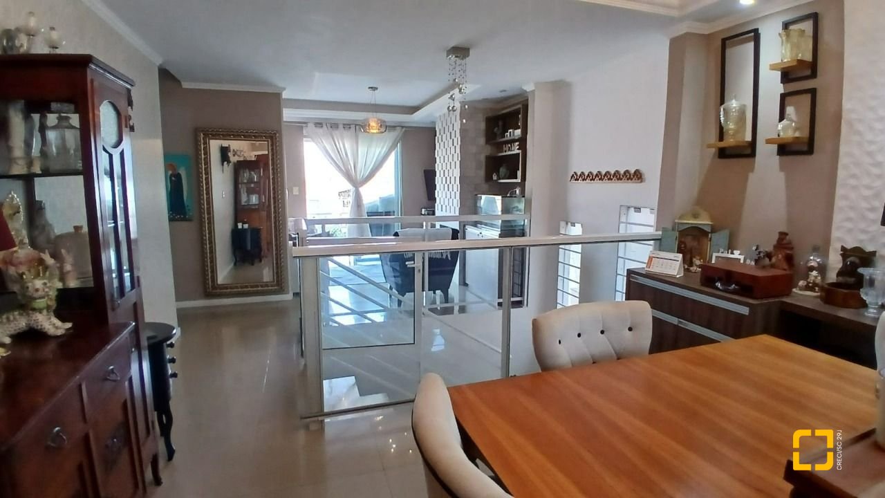 Casa com 214m², 4 quartos (sendo 1 suíte), 4 garagens, no bairro Jardim Atlântico em Florianópolis