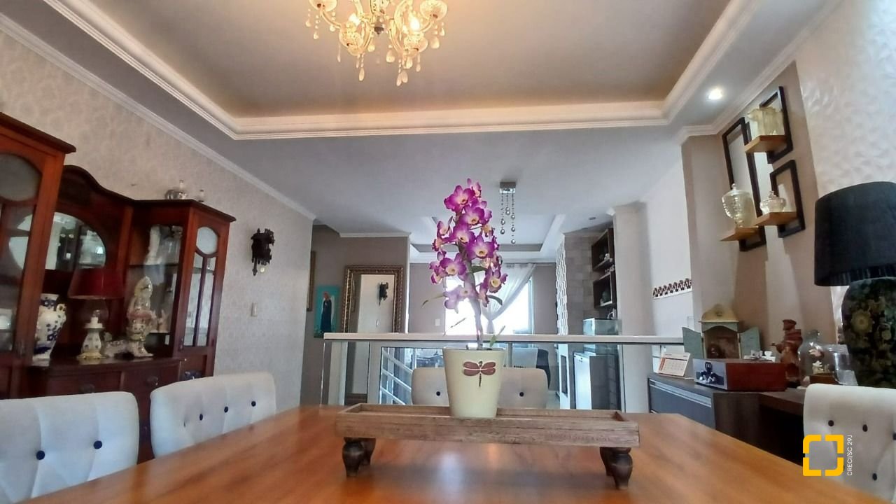 Casa com 214m², 4 quartos (sendo 1 suíte), 4 garagens, no bairro Jardim Atlântico em Florianópolis