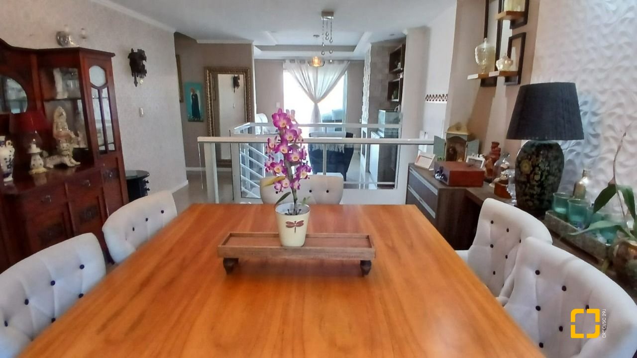 Casa com 214m², 4 quartos (sendo 1 suíte), 4 garagens, no bairro Jardim Atlântico em Florianópolis