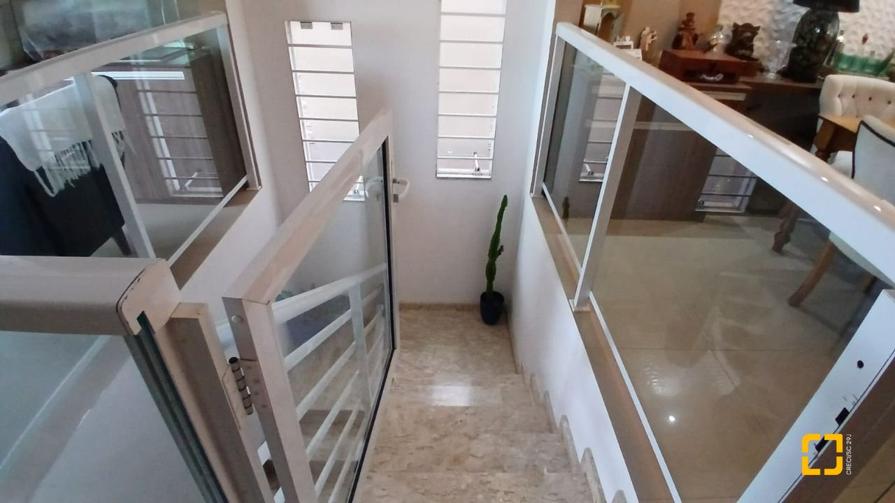 Casa com 214m², 4 quartos (sendo 1 suíte), 4 garagens, no bairro Jardim Atlântico em Florianópolis