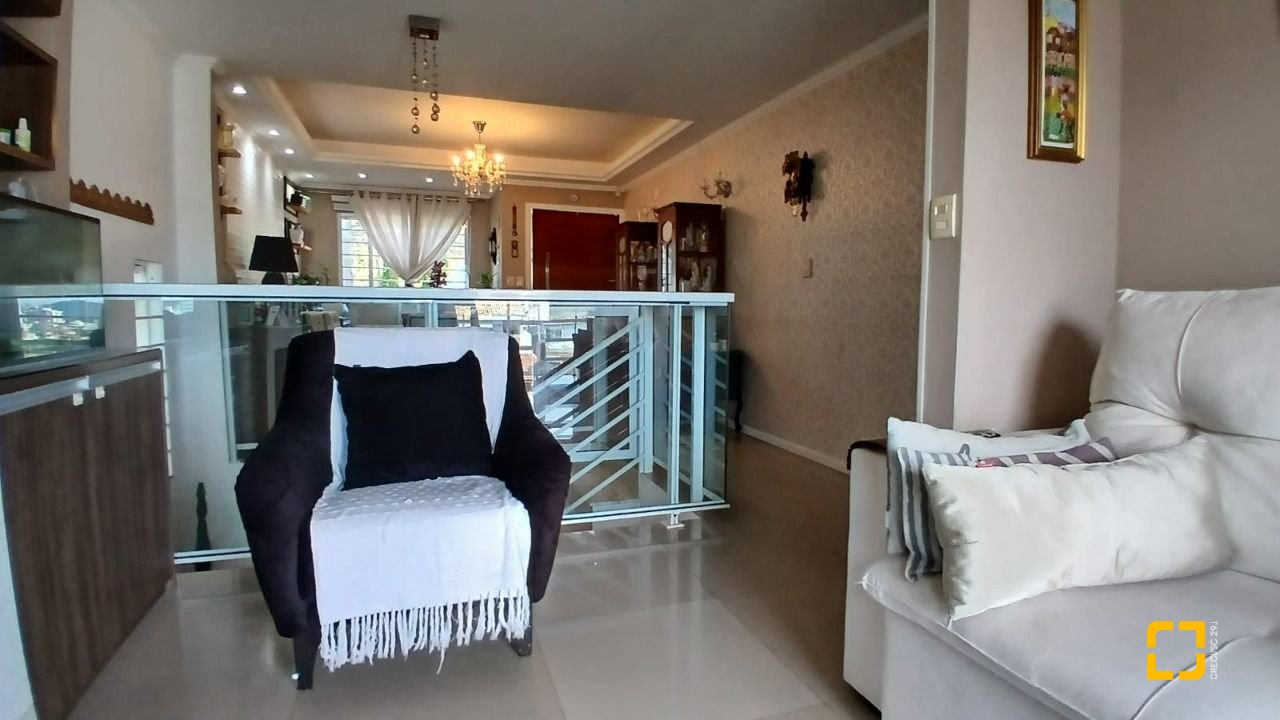 Casa com 214m², 4 quartos (sendo 1 suíte), 4 garagens, no bairro Jardim Atlântico em Florianópolis