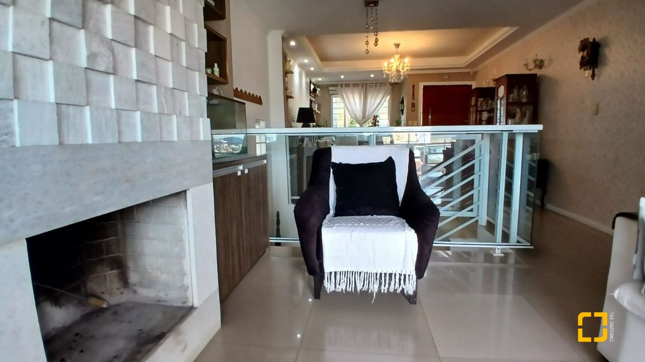 Casa com 214m², 4 quartos (sendo 1 suíte), 4 garagens, no bairro Jardim Atlântico em Florianópolis